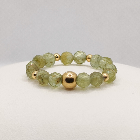 Pierścionek na gumce z oliwinami