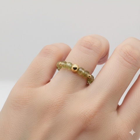 Pierścionek na gumce z oliwinami